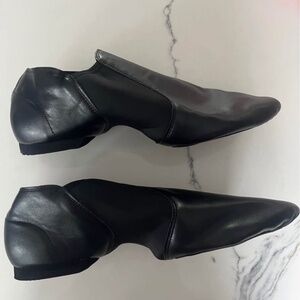 Men or women’s size 11 jazz shoes.